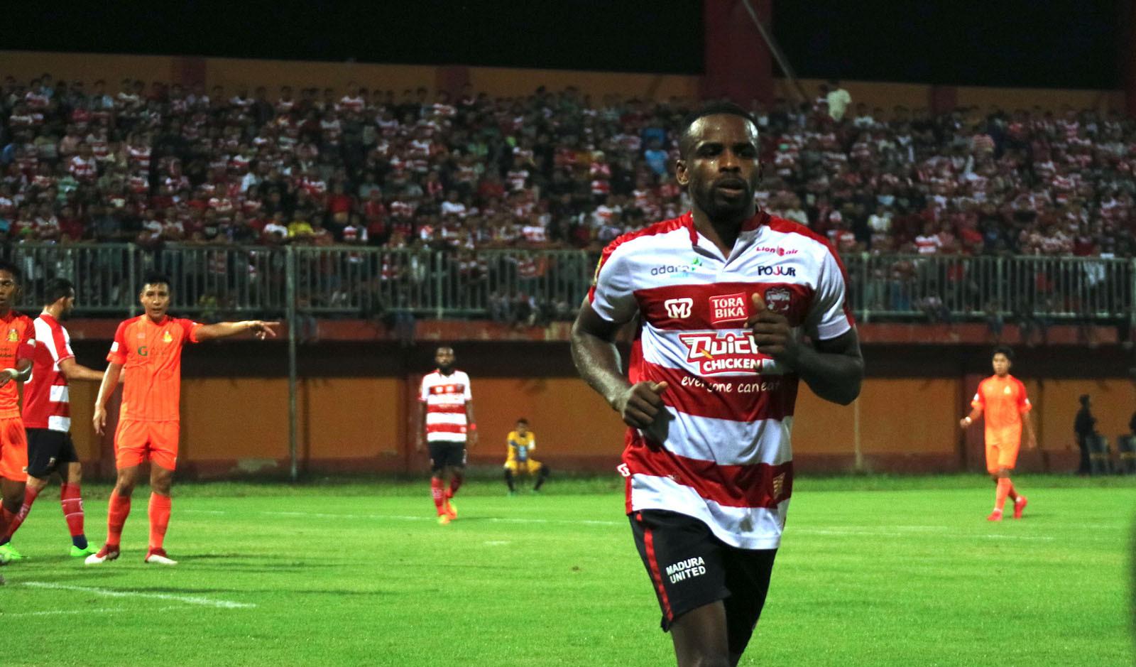 Greg Nwokolo saat uji coba Madura United vs Hougang United di Pamekasan (4/3/2018). (Bola.com/Aditya Wany)