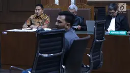 Bupati nonaktif Bener Meriah, Ahmadi (kiri) menyimak keterangan saksi saat menjalani sidang lanjutan dugaan suap alokasi dan anggaran Dana Otonomi Khusus Aceh di Pengadilan Tipikor, Jakarta, Senin (15/10). (Liputan6.com/Helmi Fithriansyah)