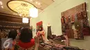 Peserta menenun saat pemeran bertajuk Karya Kreatif Indonesia di Jakarta, Jumat (26/8). Pameran tersebut diselenggarakan dalam rangka mempromosikan produk Usaha Mikro Kecil Menengah (UMKM) dari seluruh Indonesia. (Liputan6.com/Immanuel Antonius)