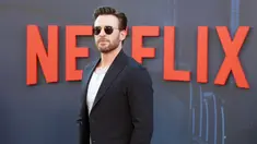 Aktor Chris Evans menghadiri pemutaran perdana film The Grey Man di TCL Chinese Theatre, Hollywood, California, Amerika Serikat, 13 Juli 2022. Evans tampak sangat ramah dalam blazer biru tua yang pas dan kalung liontin emas. (Leon Bennett/Getty Images for Netflix/AFP)