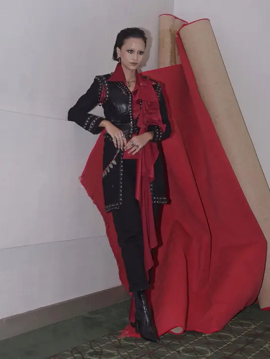 <p>Sedangkan di foto ini, Lutesha memilih tampilan glam-rock. Dengan outfit hitam-merah, Lutesha menyempurnakan penampilannya dengan makeup yang rock and roll. Foto: Instagram.</p>