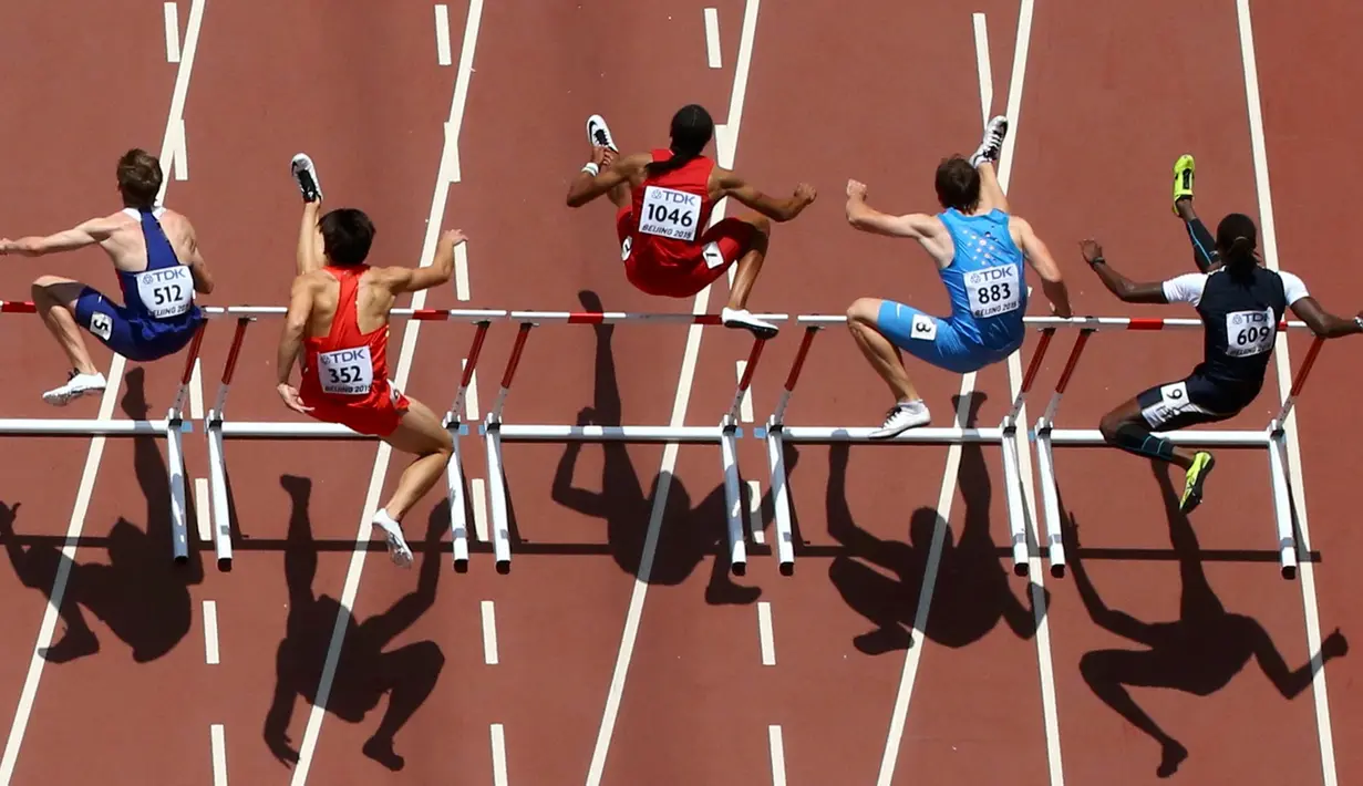 Sejumlah Atlet lari rintangan putra bersaing di 110 meter selama IAAF World Championships di Stadion Nasional di Beijing, Cina (26/8/2015). (REUTERS/Pawel Kopczynski)