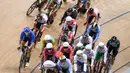 Sejumlah pebalap sepeda berkompetisi pada nomor omnium tempo race putra UCI Track Nations Cup 2023 yang berlangsung di Jakarta International Velodrome, Rawamangun, Jakarta, Sabtu (25/02/2023). (Bola.com/Bagaskara Lazuardi)