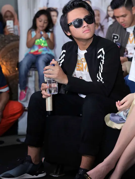 Aldi salah satu pemeran utama dalam film tersebut, mengaku deg-degan jelang pemutaran film perdananya. Lantaran Kiki dan Aldi belum menyaksikan hasilnya, sedangkan Iqbaal sudah saat akan berangkat ke Amerika. (Deki Prayoga/Bintang.com)