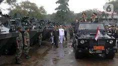 Menteri Pertahanan Prabowo Subianto (kanan) didampingi Panglima TNI Jenderal TNI Agus Subiyanto (kiri) melakukan pengecekan alat utama sistem senjata (alutsista) di Mabes TNI, Jakarta, Rabu (28/2/2024). (Liputan6.com/Herman Zakharia)