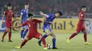 Gelandang Indonesia, Witan Sulaeman, berebut bola dengan pemain Cina Taipei, pada laga AFC U-19 di SUGBK, Jakarta, Kamis (18/10/2018. (Bola.com/M Iqbal Ichsan)