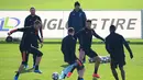 Para pemain Juventus mengambil bagian dalam sesi latihan di tempat latihan Juventus di Turin, Italia (16/2/2021).  Juventus akan bertanding ke markas Porto pada leg pertama babak 16 besar Liga Champions di Estadio do Dragao. (AFP/Marco Bertorrello)