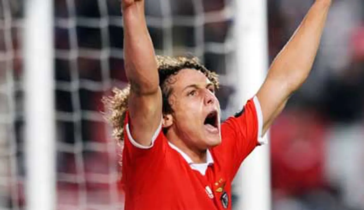 Kegembiraan bek Benfica David Luiz di laga lanjutan Liga Portugal melawan Naval di Luz Stadium, Lisbon, 9 November 2009. AFP PHOTO / FRANCISCO LEONG 