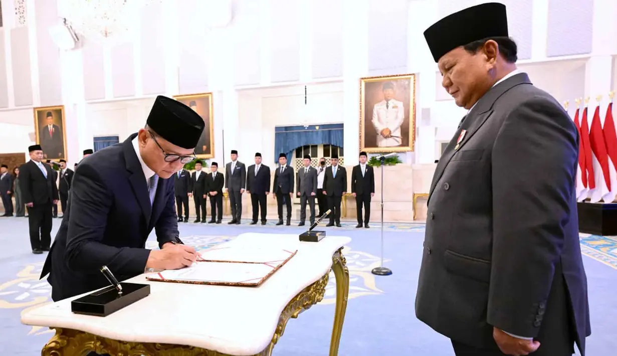 Tampak, Mukhtarudin saat menandatangani nota pelantikan sebagai Menteri Pelindungan Pekerja Migran Indonesia/Kepala Badan Pelindungan Pekerja Migran Indonesia menggantikan Abdul Kadir Karding. (Foto: Biro Pers Istana Kepresidenan)