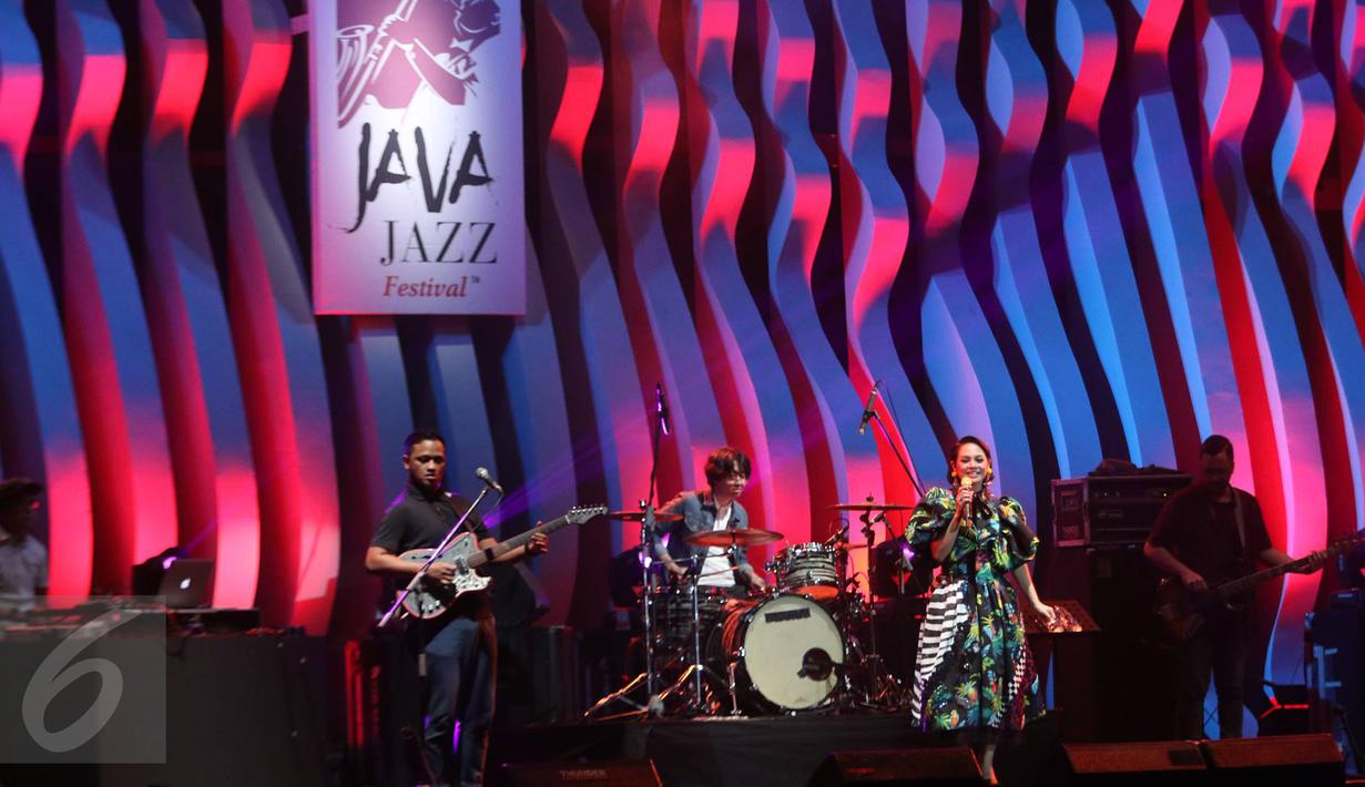 Suasana panggung Java Jazz Festival (JJF) 2017, JIExpo Kemayoran, Jakarta Pusat, Jumat (3/3). Dalam penampilannya, Andien mengajak Tulus menyanyikan sebuah lagu berjudul Gemintang. (Liputan6.com/Immanuel Antonius)