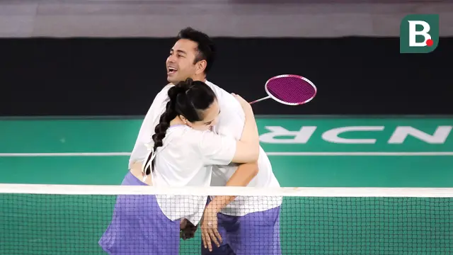 Foto: Aksi Jatuh Bangun Pasangan Raffi Ahmad dan Nagita Slavina saat Laga Bulu Tangkis di Turnamen Olahraga Selebriti Indonesia