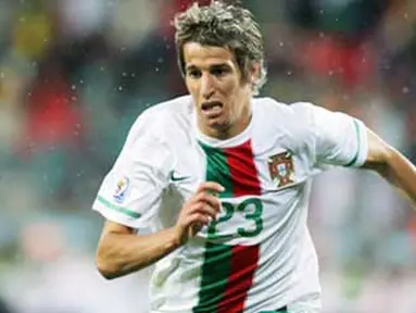 Aksi defender Portugal Fabio Coentrao di laga penyisihan Grup G PD 2010 melawan Pantai Gading yang berlangsung di Nelson Mandela Bay Stadium, Port Elizabeth, 15 Juni 2010. AFP PHOTO / KARIM JAAFAR 