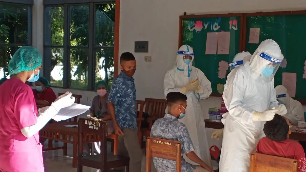 Para siswa seminari Bunda Segala Bangsa (BSB) sedang dilakukan Rapit Antigen oleh tim gugus tugas covid 19 kabupaten Sikka. (Liputan6.com/ Dionisius Wilibardus)