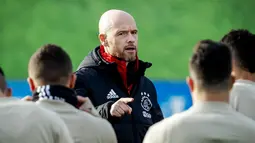 Pelatih Ajax Amsterdam Erik Ten Hag selama sesi latihan di kompleks latihan mereka De Toekomst di Ouder-Amstel, pada 12 Februari 2019. Erik ten Hag dilaporkan telah setuju menandatangani kontrak empat tahun setelah menjadi manajer Manchester United atau MU berikutnya. (Robin van Lonkhuijsen/ANP/AFP)