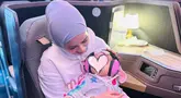 Kehadiran buah hati mereka di tahun kedua pernikahan ini tentu membuat Megan dan Asri bahagia.  Mengharapkan tumbuh kembang buah hatinya setiap harinya, Asri Faradila kerap mengunggah foto buah hatinya di Instagram.  Inilah pertama kalinya Baby Ara pergi berlibur dengan pesawat.  Maklum saja saat itu Baby Ara baru berusia 1 bulan.  (Liputan6.com/IG/@asrifaradila)