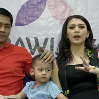 Donita menangis ketika menceritakan kronologi lahirkan anak kedua.