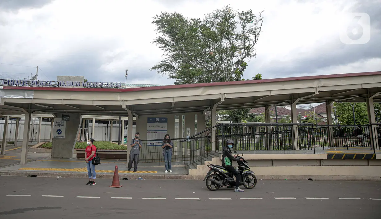 Suasana Halte Plaza Stasiun Manggarai di kawasan integrasi terpadu Stasiun Manggarai, Jakarta, Senin (10/1/2022). Nantinya, Stasiun Manggarai akan diintegrasikan sebagai kawasan Transit Oriented Development (TOD) agar pergerakan masyarakat lebih efektif dan efisien. (Liputan6.com/Faizal Fanani)