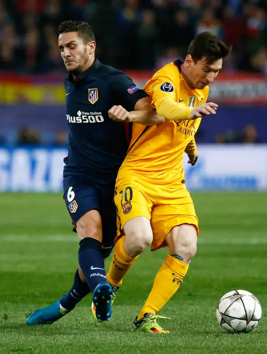 Penyerang Barcelona, Lionel Messi (kanan) berusaha membawa bola dari kawalan gelandang Atletico Madrid, Koke di leg kedua Liga Champions di Vicente Calderon, Madrid, (14/4). Atletico menang atas Barcelona dengan skor 2-0. (Reuters/Juan Medina)
