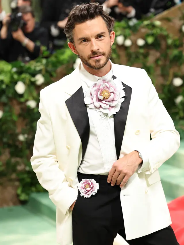 Jonathan Bailey dalam Met Gala 2024. (Aliah Anderson / GETTY IMAGES NORTH AMERICA / Getty Images via AFP)