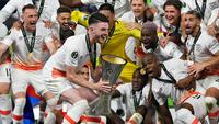 Pemain West Ham United, Declan Rice, mengangkat trofi juara UEFA Europa Conference League di Stadion Eden Arena, Kamis (8/6/2023). West Ham menang dengan skor 2-1. (AP Photo/Petr David Josek)