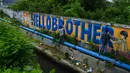 Seniman melukis mural bertulis “Hello Brother” di Banda Aceh, Aceh, Kamis (21/3/2019). Tulisan mural “Hello Brother” sebagai penghormatan seniman Aceh kepada para korban penembakan massal di Christchurch, Selandia Baru. (CHAIDEER MAHYUDDIN/AFP)