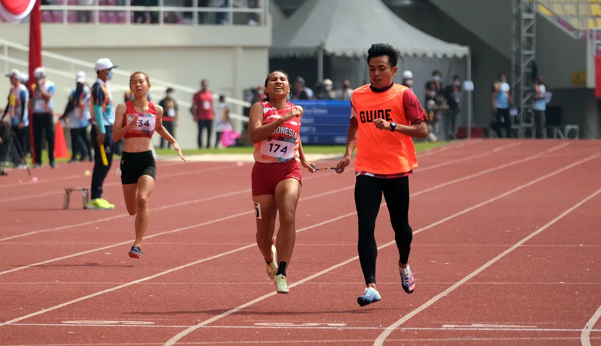 Pelari Indonesia Ni Made Arianti berlari dalam pertandingan para atletik 200m putri T11 ASEAN Para Games 2022 di Stadion Manahan, Solo, Jawa Tengah, Selasa (2/8/2022). (Foto: Dok. ASEAN Para Sports Federation)