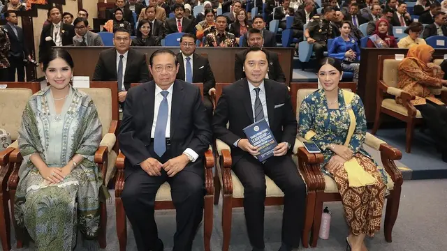 AHY Terima Gelar Doktor dengan Predikat Cumlaude, Annisa Pohan Tampil Cantik dengan Kebaya Hijau Sage