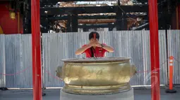 Pengunjung berdoa di Wihara Dharma Bhakti setelah terbakar beberapa waktu lalu, Jakarta (6/5/2015). Gubernur DKI Jakarta Basuki Tjahaja Purnama meminta para pengusaha untuk membantu pembangunan Wihara Dharma Bhakti. (Liputan6.com/Faizal Fanani)