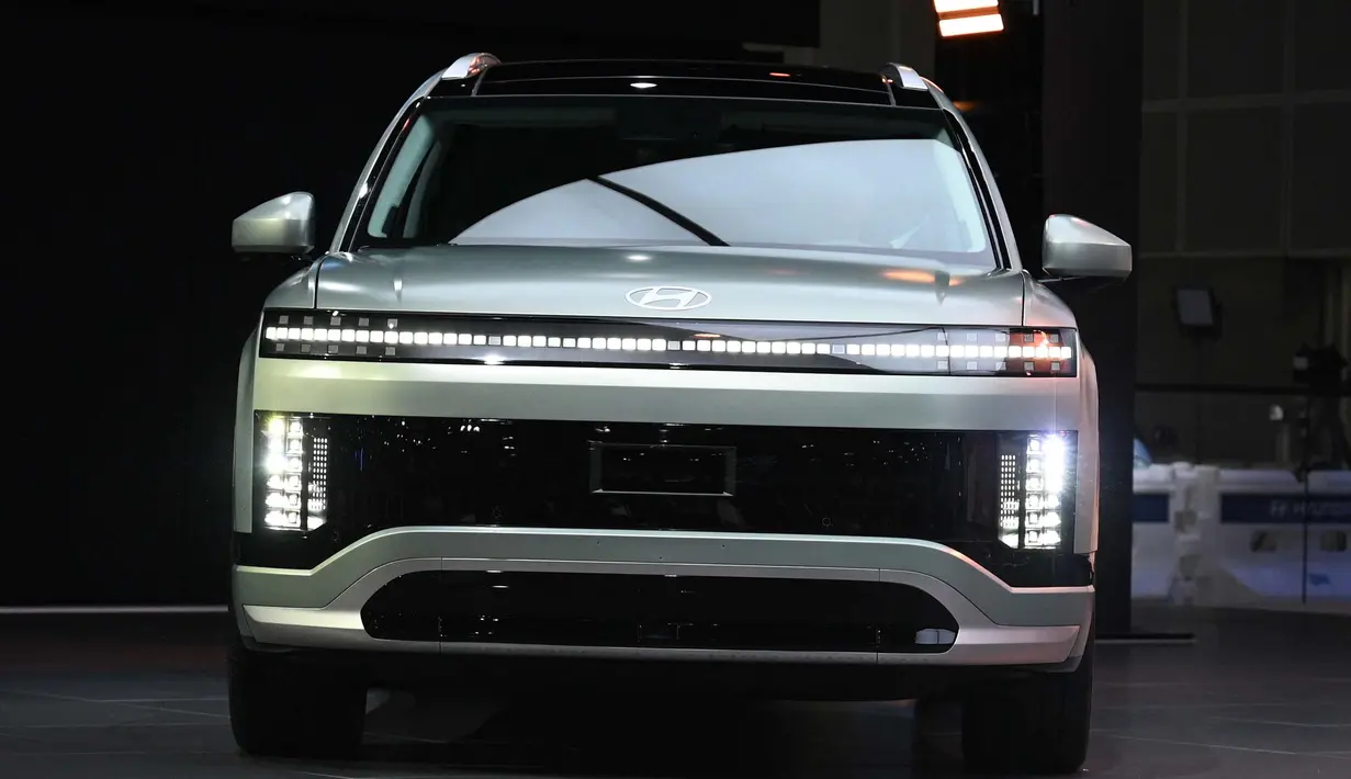 Dengan kapasitas baterai hingga 110,3 kWh, Hyundai Ioniq 9 diklaim dapat menempuh jarak hingga 620 km. Hyundai Ioniq 9 juga mengkalim hanya membutuhkan waktu sekitar 24 menit untuk pengisian baterai dari 10 persen ke 80 persen dengan charger 350 kW. (Robyn Beck/AFP)