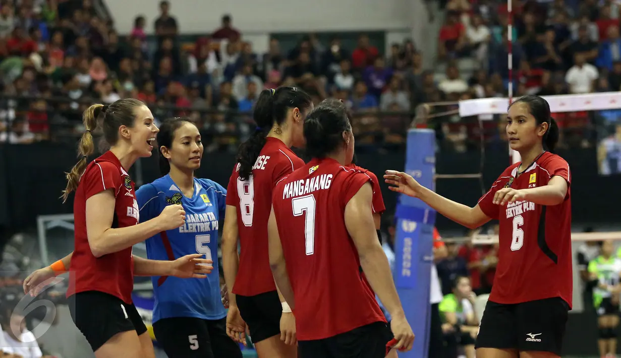 Pemain voli Jakarta Elektrik PLN melakukan selebrasi usai mencetak angka dari tim Jakarta Pertamina Energi pada pertadingan Grand Final Proliga 2017 di GOR Among Rogo, Yogyakarta (23/4). (Liputan6.com/Johan Tallo)