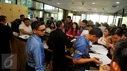 Sejumlah petugas KPK melakukan pendataan keluarga tahanan yang akan membesuk ke ruang tahanan KPK Jakarta, Jumat (17/7/2015). Setidaknya 50 orang memenuhi ruang tunggu untuk mendaftar membesuk keluarga di hari pertama Lebaran. (Liputan6.com/Yoppy Renato)