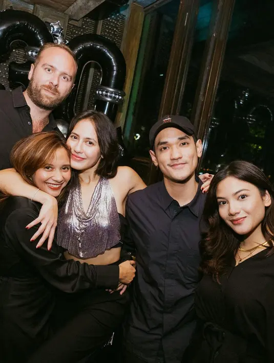 Tampak pula sederet selebritis yang hadir di acara tersebut. Salah satunya Afgan yang turut menggandeng Malika Bestari, perempuan yang pernah dikabarkan sebagai pacarnya. (Instagram/pevpearce).