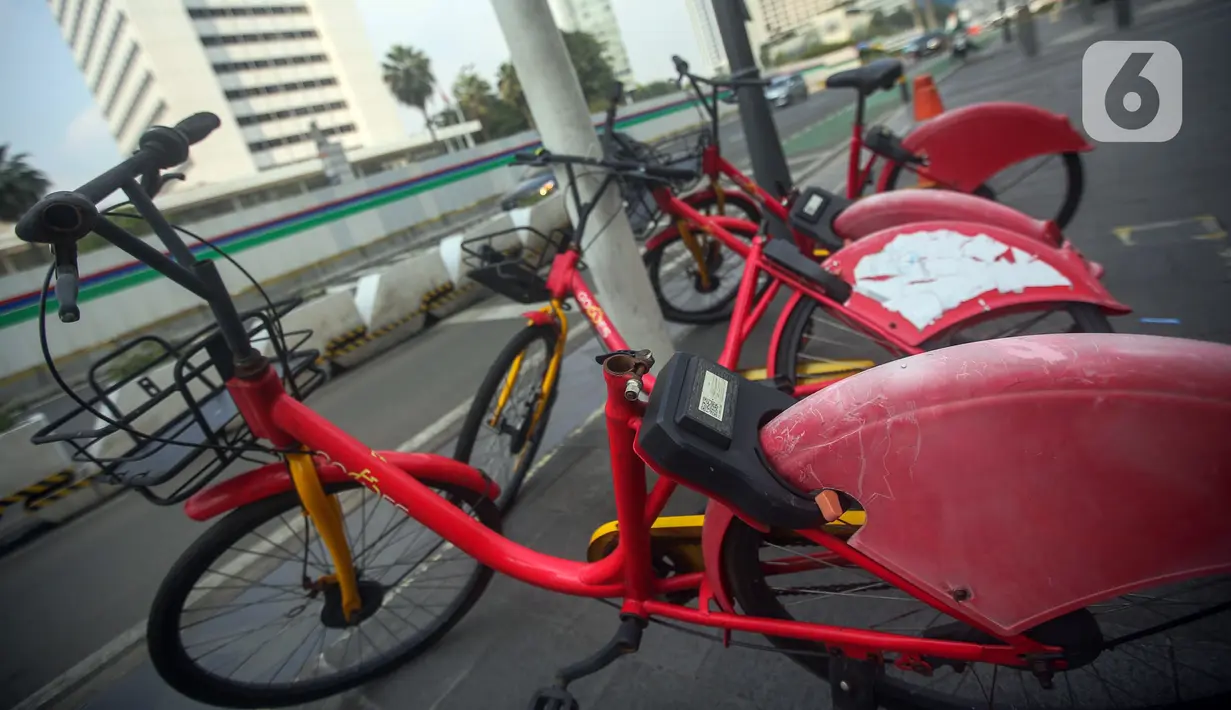 Kondisi tak terawat sepeda Gowes di kawasan Bundaran HI, Jakarta, Selasa (28/6/2022). Tak terawatnya layanan sepeda sewa (bike sharing) membuat pedestrian kawasan Bundara HI tampak kotor karena jejeran layanan sepeda sewa tak terurus. (Liputan6.com/Faizal Fanani)