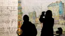 Pengunjung mengamati sebuah koleksi dalam proyek pameran Meet Vincent van Gogh Experience di London, Inggris, Selasa (25/2/2020). Pameran ini mengajak para pengunjung menyelami dunia sang maestro. (Xinhua/Han Yan)
