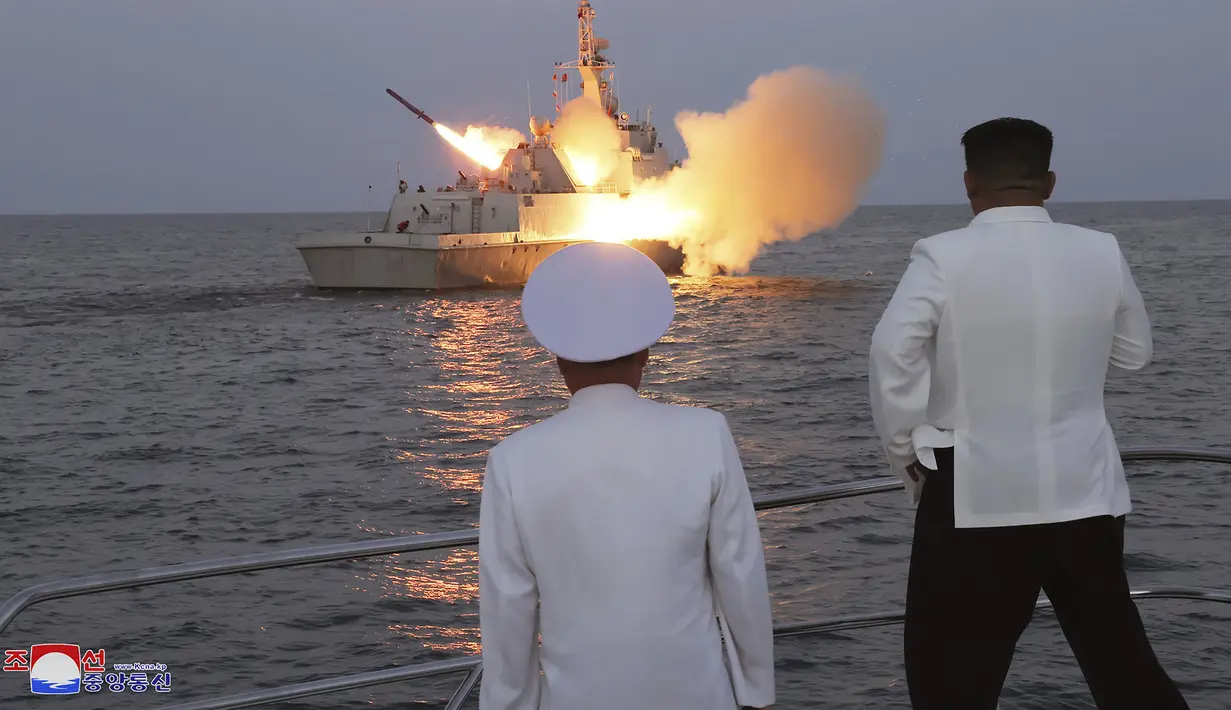 Pemimpin Korea Utara Kim Jong Un (kanan) mengamati uji coba rudal jelajah strategis pada hari Senin, 21 Agustus 2023.  (Korean Central News Agency/Korea News Service via AP)
