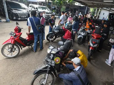 Warga antre untuk melakukan pengecekan fisik kendaraan bermotor mereka di Samsat Cinere, Depok, Jawa Barat, Jumat (11/4/2025). (merdeka.com/Arie Basuki)