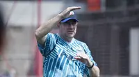Pelatih Persib Bandung, Robert Alberts, saat memimpin timnya berlatih di lapangan Soccer Republik, Jalan Babakan Jeruk, Kota Bandung, Rabu (15/9/2021). (Bola.com/Erwin Snaz)