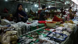 Pedagang sedang menunggu pembeli di pasar Kebayoran Lama, Jakarta, Selasa (3/1). Kelompok bahan makanan menjadi penyumbang inflasi terbesar sepanjang 2016 yakni mencapai 1,21 persen dari inflasi 2016 yang mencapai 3,02 persen. (Liputan6.com/Angga Yuniar)