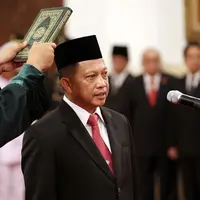Irjen Tito Karnavian saat disumpah jabatan menjadi Kepala Badan Nasional Penanggulangan Terorisme (BNPT) di Istana Negara, Jakarta, Rabu (16/3). Tito dilantik menjadi Kepala BNPT dari jabatan sebelumnya Kapolda Metro Jaya. (Liputan6.com/Faizal Fanani)