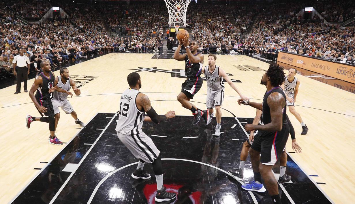 Aksi pemain L. A. Clippers, Chris Paul #3 melakukan tembakan melewati hadangan para pemain San Antonio Spurs pada laga NBA di AT&T Center, San Antonio (5/11/2016). (Reuters/ Soobum Im-USA TODAY Sports)