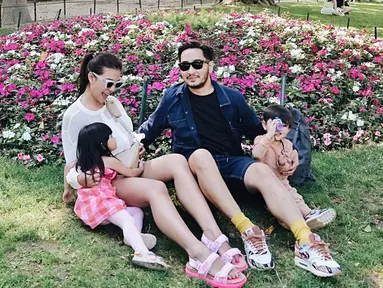 Liburan bersama si kembar Zayn dan Zunai, Syahnaz banyak membagikan momen keseruannya saat menikmati bersama buah hatinya. Memang dalam beberapa waktu belakangan, pasangan ini banyak jalan-jalan ke berbagai tempat untuk liburan, seperti ke Singapura hingga Labuan Bajo. (Liputan6.com/IG/@syahnazs)