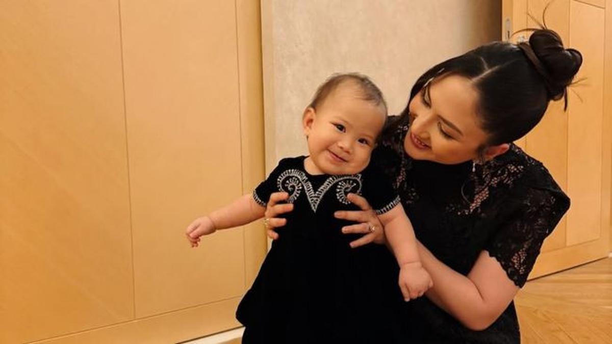 Jessica Milla Unggah Momen Manis dengan Baby Kyarra, Kompak Kenakan Outfit Hitam dan Emas