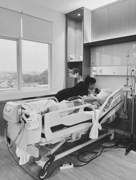Dari unggahan sebelumnya, wanita berusia 36 tahun itu tampak beberapa kali membagikan potret sang ibu saat menjalani perawatan di rumah sakit. Sejak awal April 2023, Tyas telah mengunggah postingan di Instagram stories yang menunjukkan sang ibu dirawat di sebuah rumah sakit kawasan Cibubur.  [Instagram/tyasmirasih]