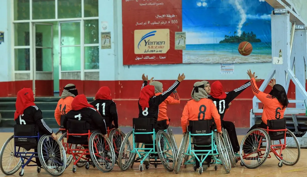 Wanita penyandang disabilitas mengambil bagian dalam kejuaraan bola basket kursi roda lokal di Sanaa, Yaman, 8 Desember 2019. Di Yaman yang dilanda konflik, sembilan tim termasuk lima kelompok wanita, berkompetisi dalam kejuaraan basket lokal untuk penyandang disabilitas. (MOHAMMED HUWAIS/AFP)