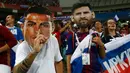 Suporter mengenakan topeng bintang Portugal, Cristiano Ronaldo dan bintang Argentina, Lionel Messi sebelum laga babak perempat final Piala Dunia 2018 antara Rusia dan Kroasia di Stadion Olimpiade Fisht, Sochi, Sabtu (7/7). (AP Photo/Manu Fernandez)