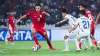 Pemain Timnas Indonesia U-23,&nbsp;Jens Raven, berusaha melewati pemain Timnas Thailand U-23 pada laga semifinal Piala AFF U-23 2025 di Stadion Utama Gelora Bung Karno, Jakarta, Jumat (25/7/2025). (Bola.com/Abdul Aziz)