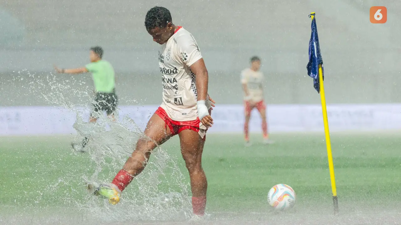 Hujan Deras Kondisi Lapangan di Stadion Indomilk Tangerang Tak Bisa Digunakan, Laga Bali United kontra Dewa United Dihentikan Sementara