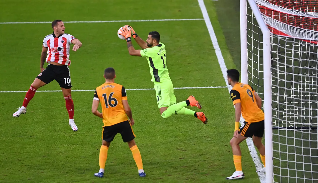 Kiper Wolverhampton Wanderers, Rui Patricio, menangkap bola saat menghadapi Sheffield United pada laga Liga Inggris di Bramall Lane, Selasa (15/9/2020). Wolverhampton menang 2-0 atas Sheffield United. (AFP/Laurence Griffiths/pool)