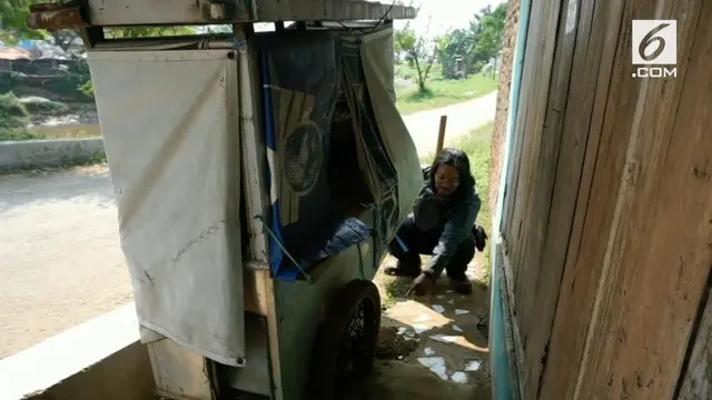 Warga Kabupaten Bandung dikagetkan dengan penemuan bayi laki-laki hidup yang ditemukan di bawah gerobak bakso.