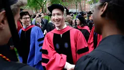 Pendiri Facebook, Mark Zuckerberg menyapa sejumlah mahasiswa sebelum acara pembukaan penyambutan angkatan 2017 di Universitas Harvard, Kamis (25/5). Dalam acara itu, Zuckerberg menerima gelar Doktor kehormatan Bidang Hukum. (AP Photo/Steven Senne)